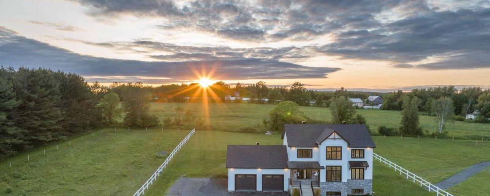 Farmhouse contemporaine de rêve sise dans une oasis bucolique de 241 980 pi²