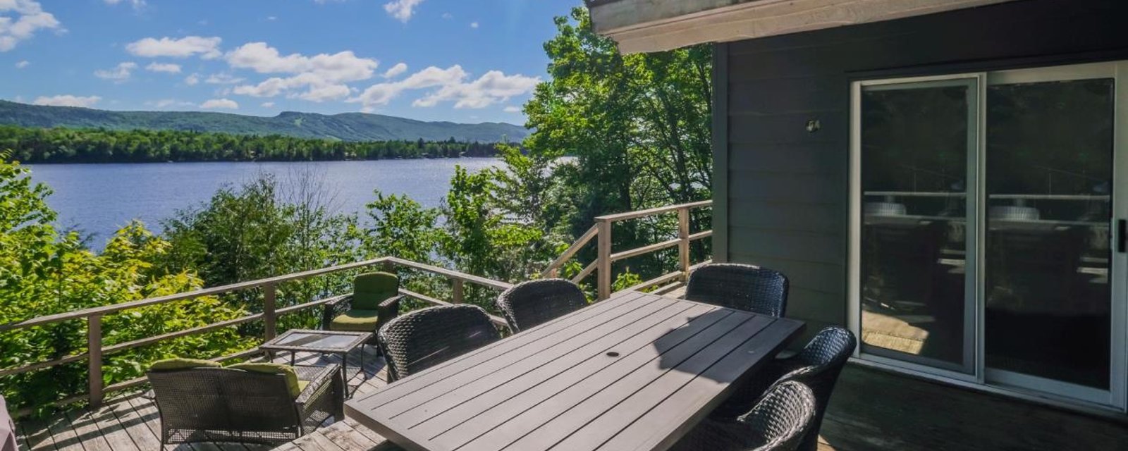 Inspirant et revampé avec goût! Chalet-maison en pleine nature au bord d'un majestueux lac navigable