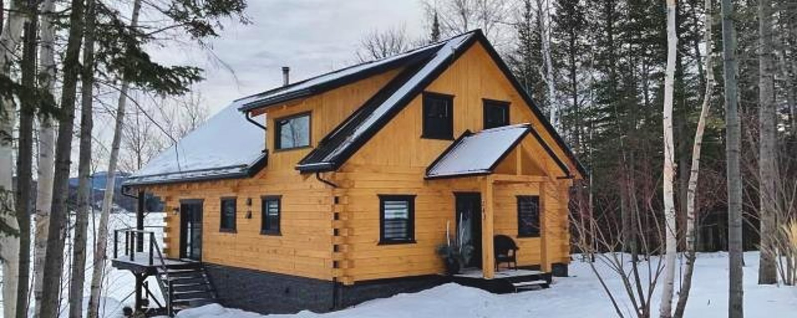 Rare dans ce secteur! Majestueux chalet mi-rustique mi-moderne au bord de l'eau 