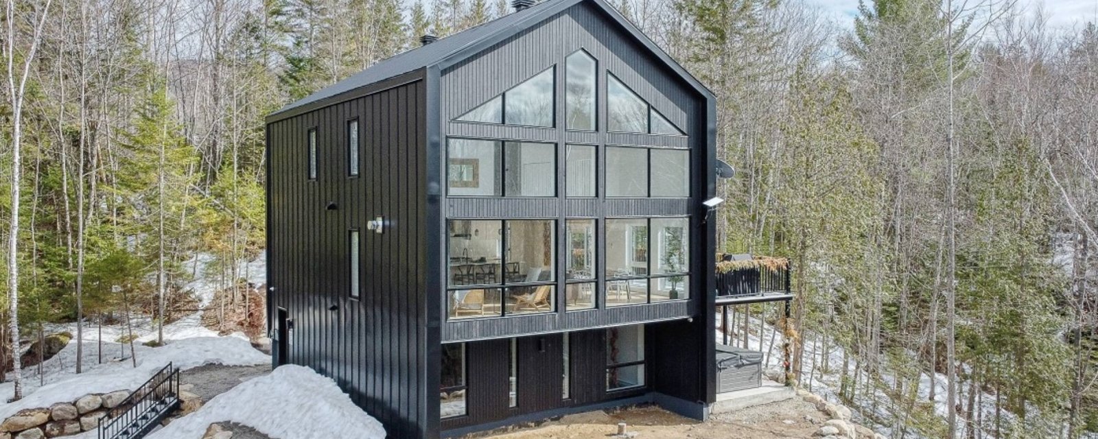 Impressionnante demeure de 4 chambres à coucher vendue meublée et équipée