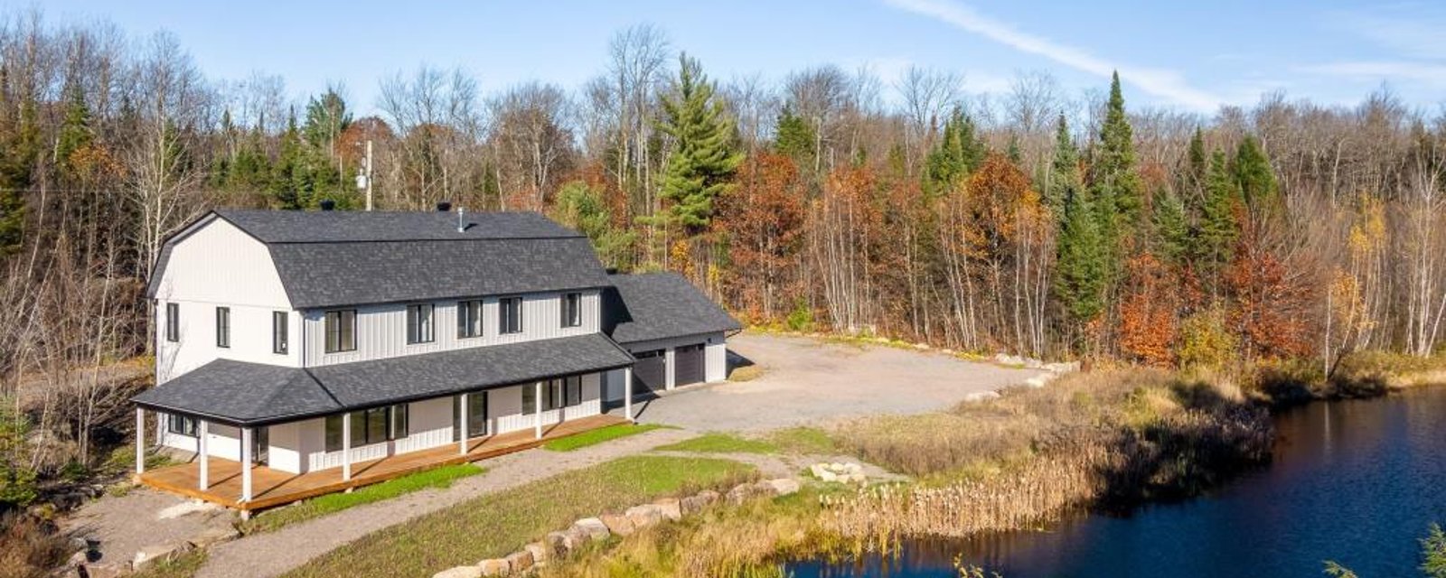 Profitez de la tranquillité de la nature et d'un lac privé dans cette oasis de 17,5 acres 