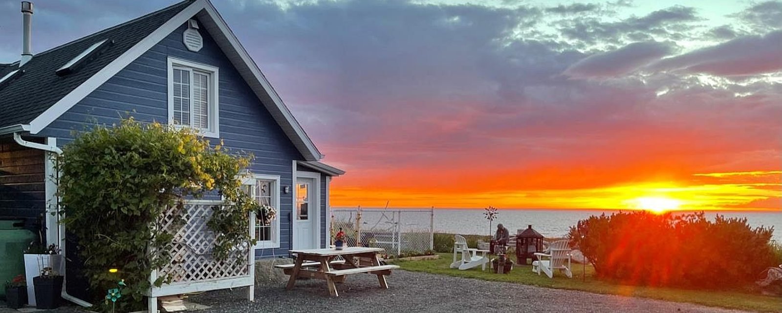 Sympathique maison rénovée, bordée par un étang d'un côté et par le fleuve de l'autre 