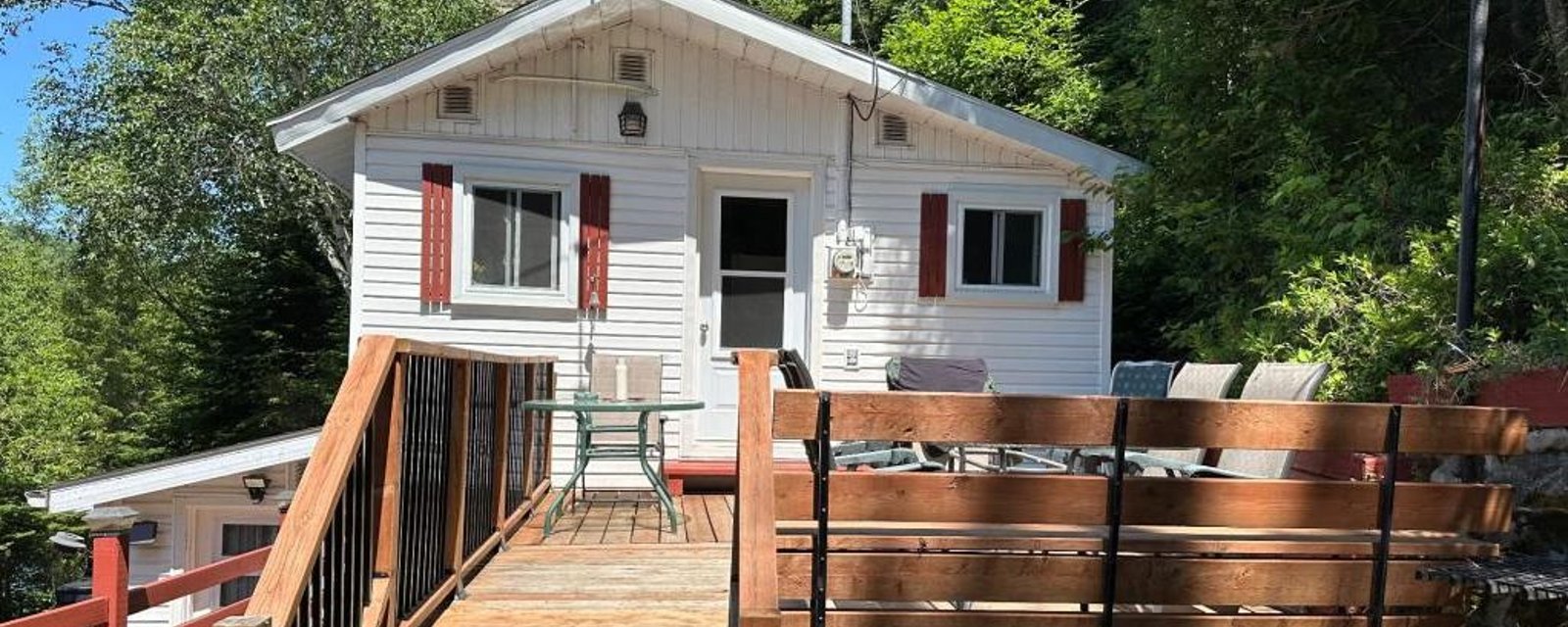 Tout meublé et équipé 144 900 $! Chalet au charme pittoresque surplombant un lac