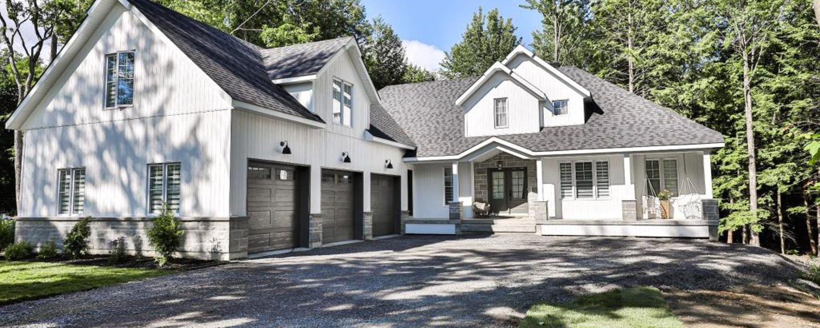 Majestueuse demeure d'inspiration farmhouse contemporaine avec une cuisine de rêve et un boisé en guise de cour