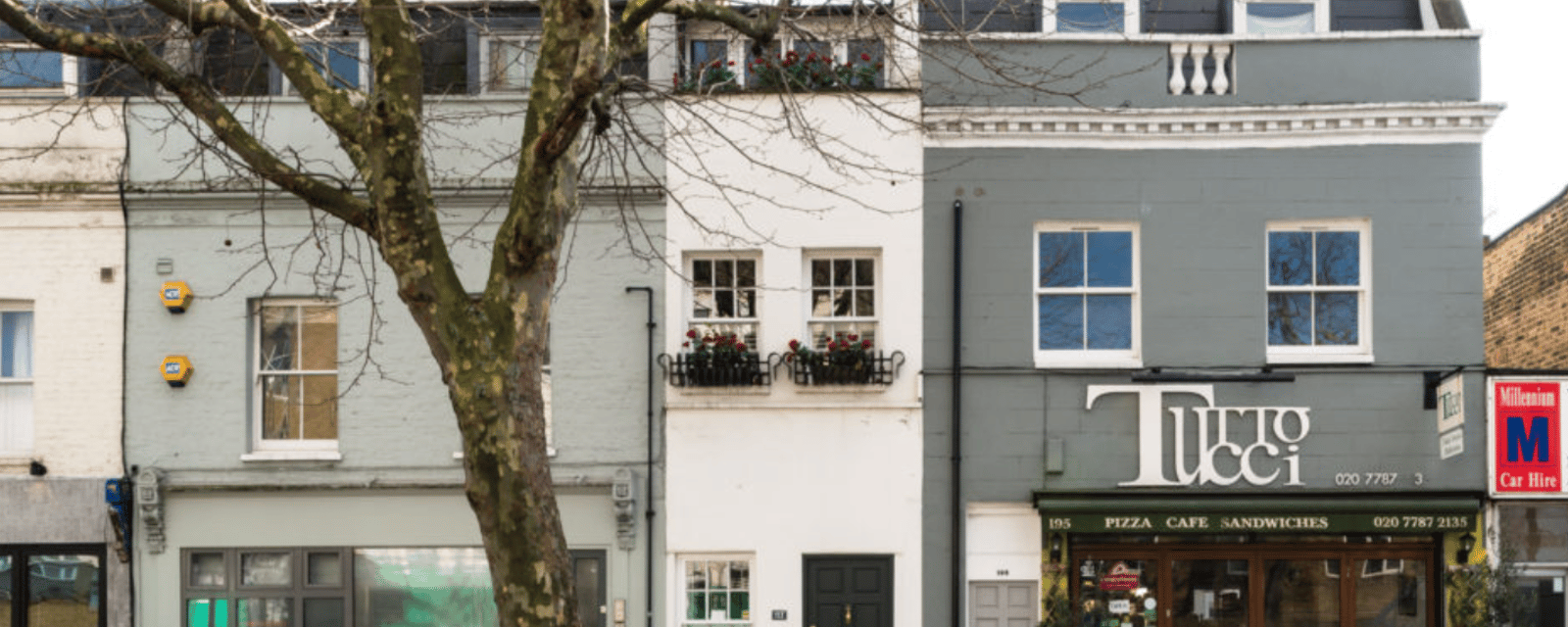 De l'extérieur, cette maison blanche semble étroite, mais attendez de découvrir tout l'espace qu'elle contient