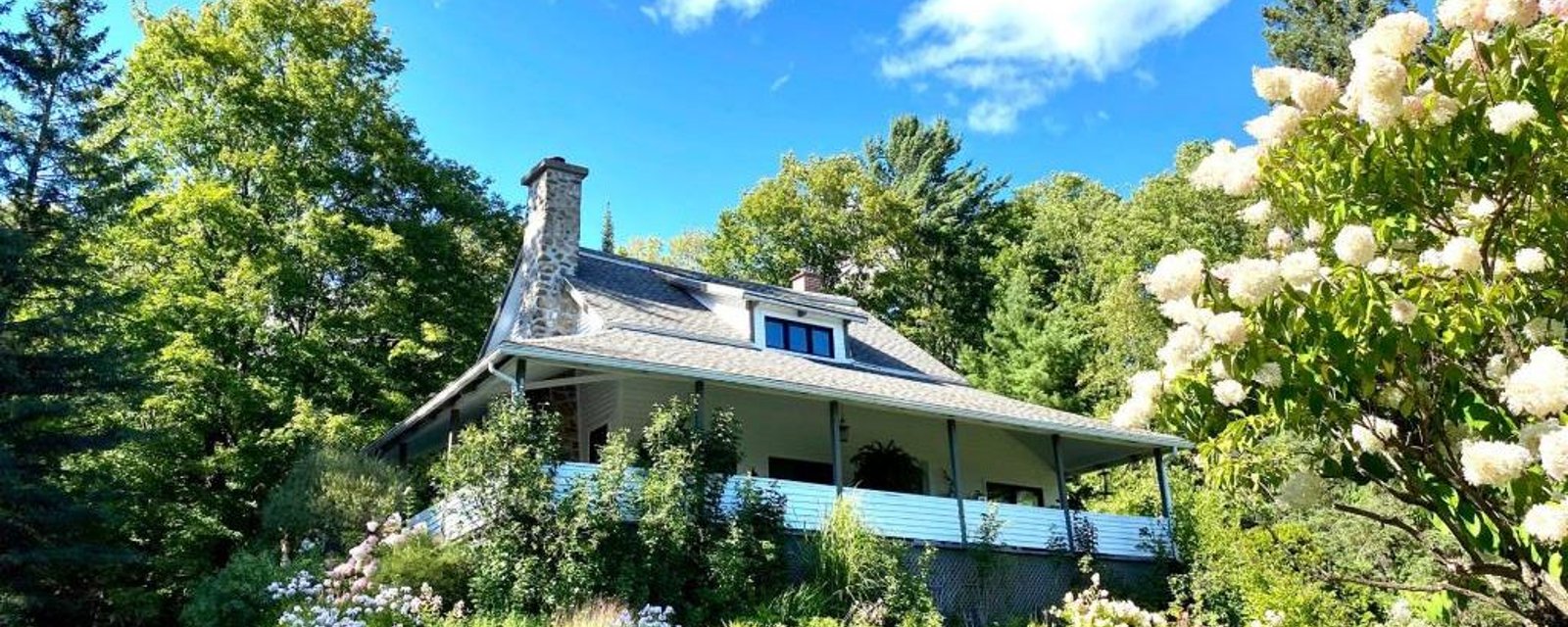 Cottage au cachet centenaire entouré de nature dans les Laurentides