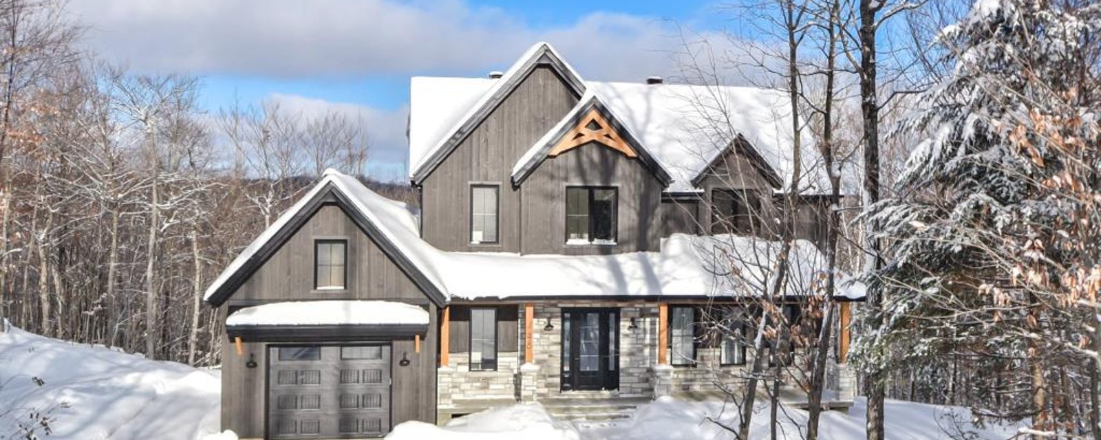 Beauté contemporaine paisiblement nichée au cœur de la forêt laurentienne