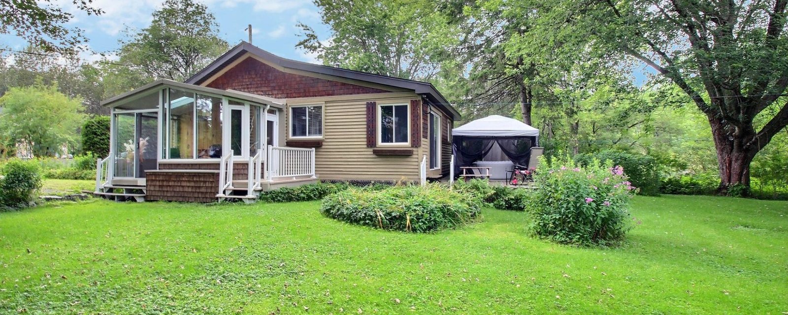 Un terrain intime en bordure d'une rivière, un milieu de vie paisible et un prix de vente de 199 900 $