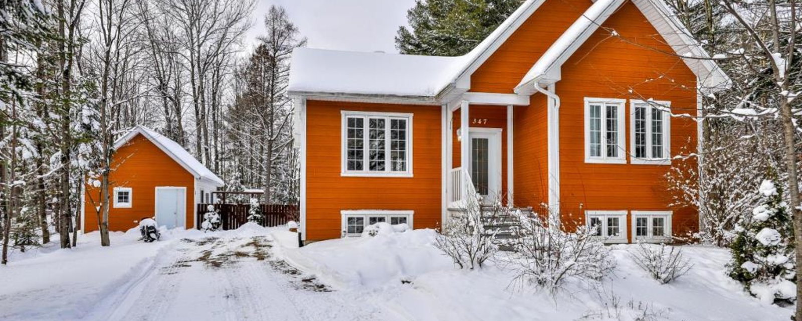 Impeccable demeure clés en main de 4 chambres et 2 salles de bain sise sur un lot boisé de 44 880 pi²