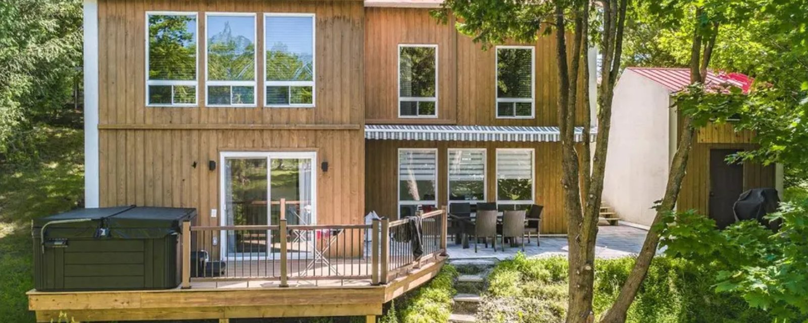 Cette belle maison vendue meublée possède des planchers chauffants ainsi que des finitions au goût du jour