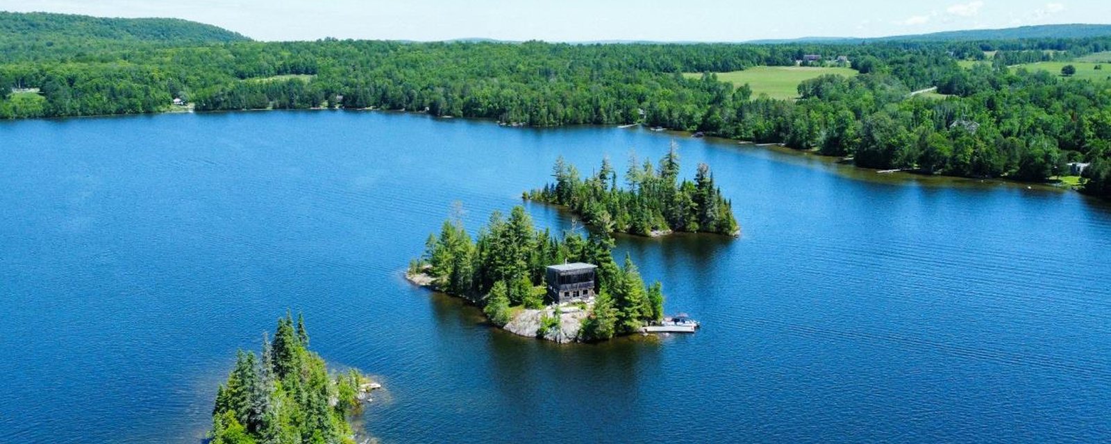 Grand chalet de 2 étages érigé sur une île privée dans un secteur digne d'une carte postale