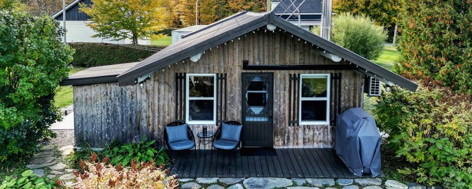 Chaleureux chalet en bois rond rénové avec style à vendre pour 139 900 $