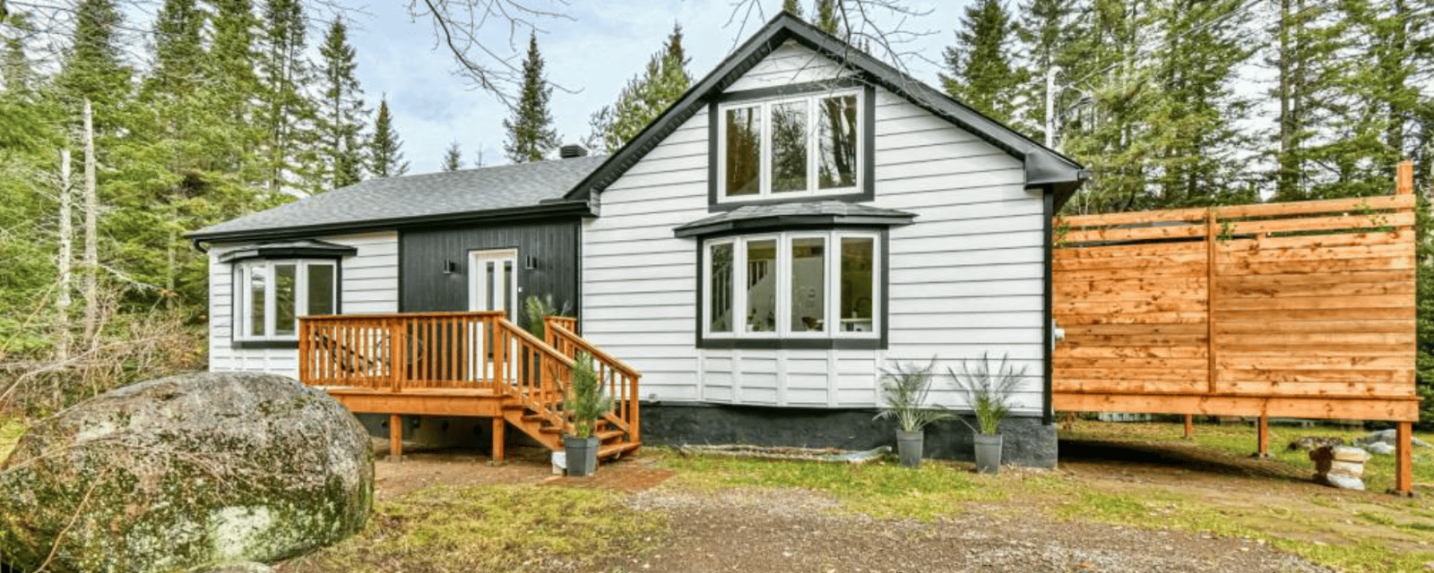 Impeccable plain-pied rénové à vendre en plein coeur des Laurentides