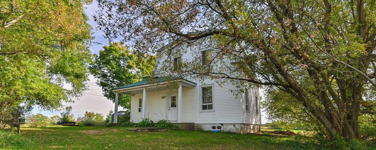 Belle d'autrefois aux chaleureuses boiseries à vendre pour 349 900 $