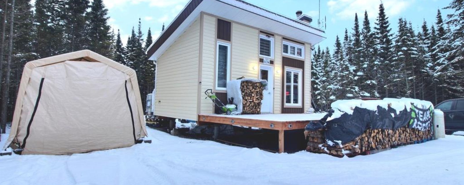 Mini maison meublée à 179 500 $ dans un domaine boisé de près de 21 acres