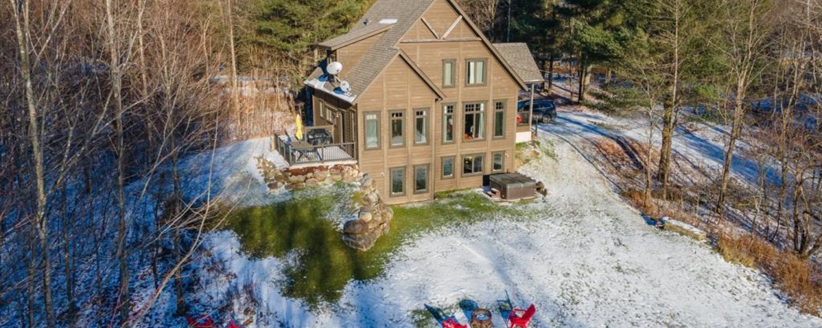 Sublime propriété rustique-chic de 4 chambres en symbiose avec la nature sur un terrain de 138 347pi² bordant le lac Memphrémagog 