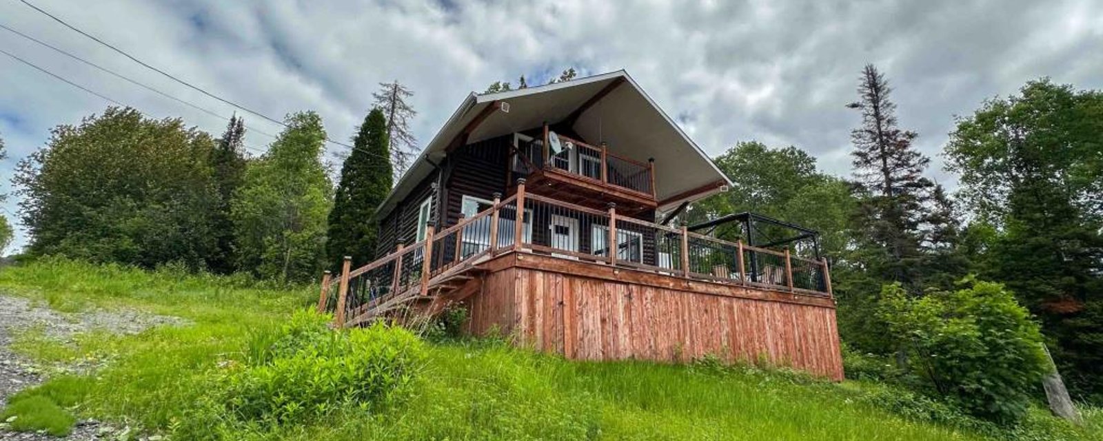 Vendu meublé à 159 900 $ ! Chalet en rondins surplombant un lac navigable