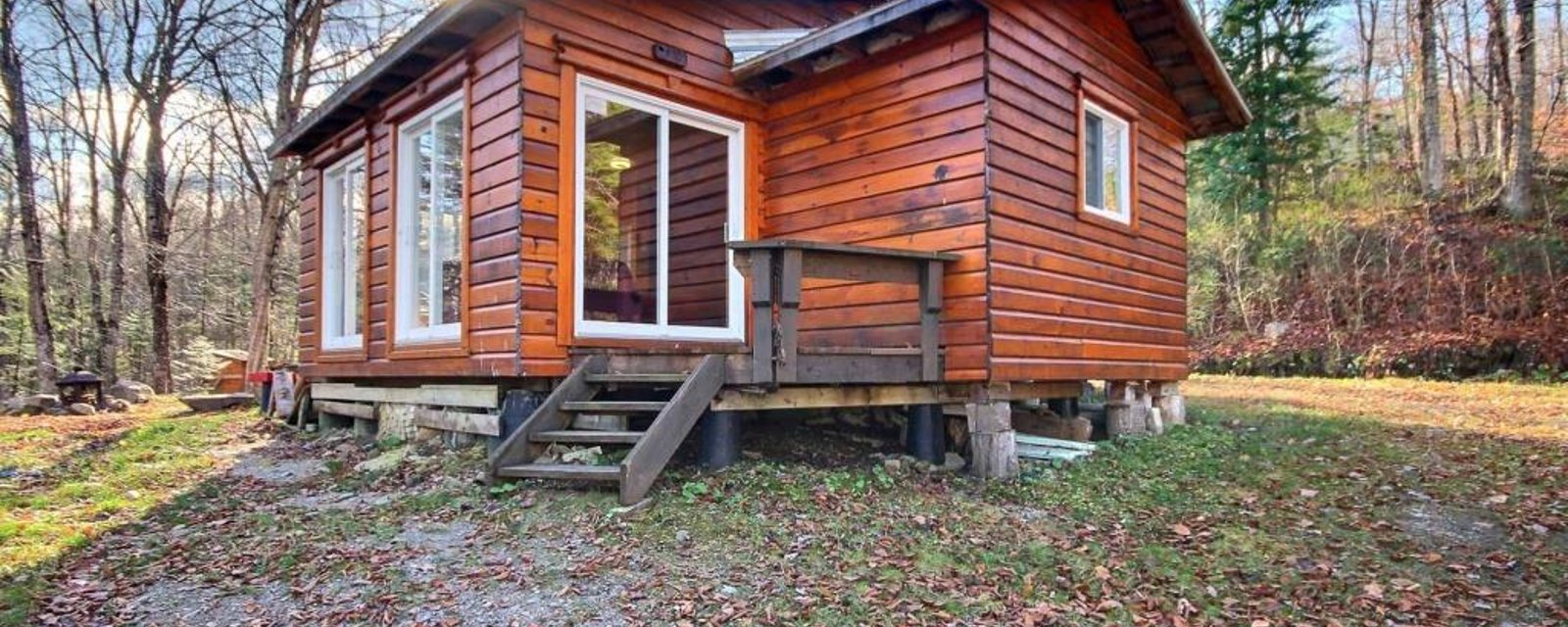 Chaleureux chalet autonome à quelques pas d'un lac à vendre meublé pour seulement 189 900$