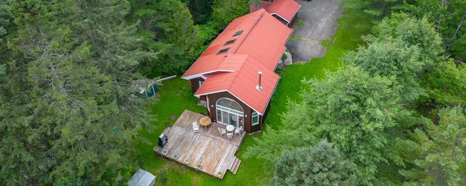 De paisibles séjours vous attendent dans ce chalet sur la rive d'un lac