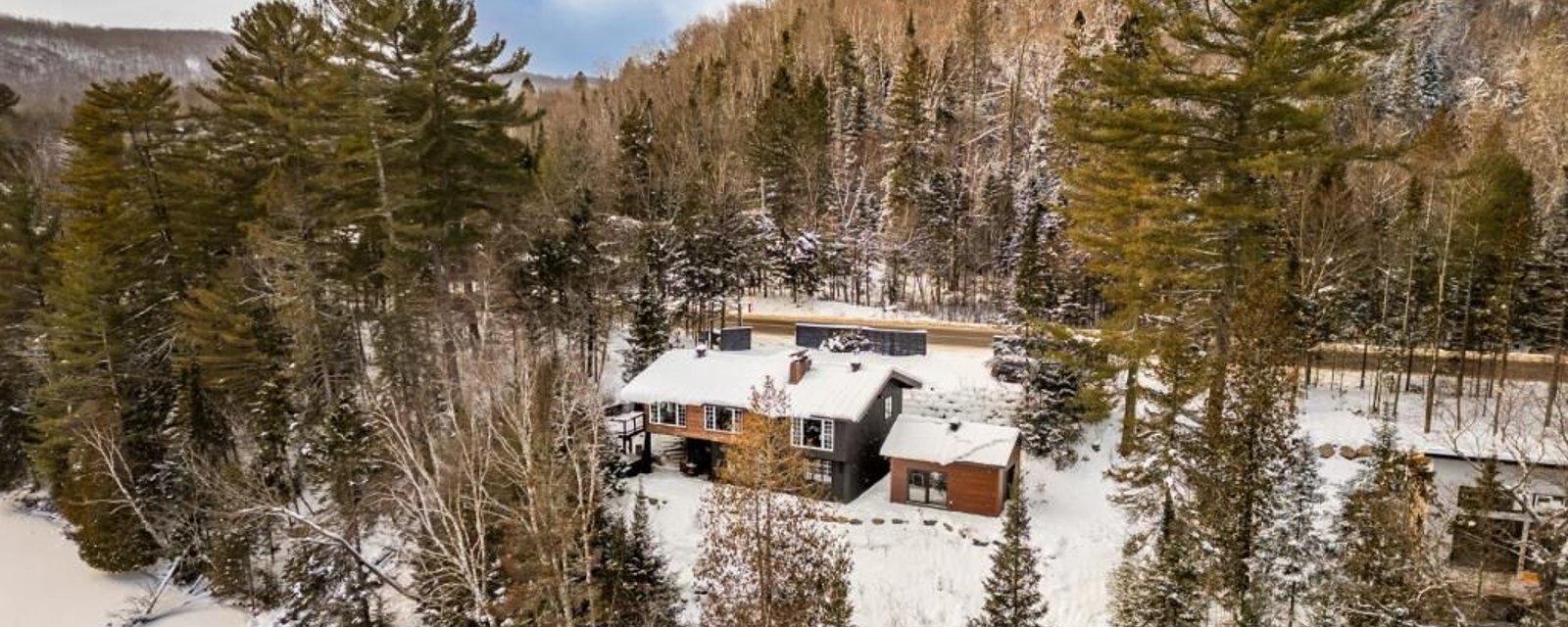 Bijou splendidement rénové niché dans un cadre idyllique au bord d'un lac 