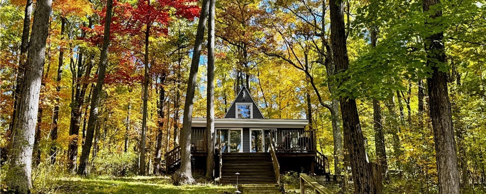 Entièrement meublé! Charmant petit chalet surplombant un paisible plan d'eau