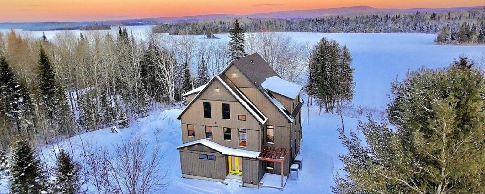 Splendide refuge blotti au creux de la forêt sur la rive d'un lac