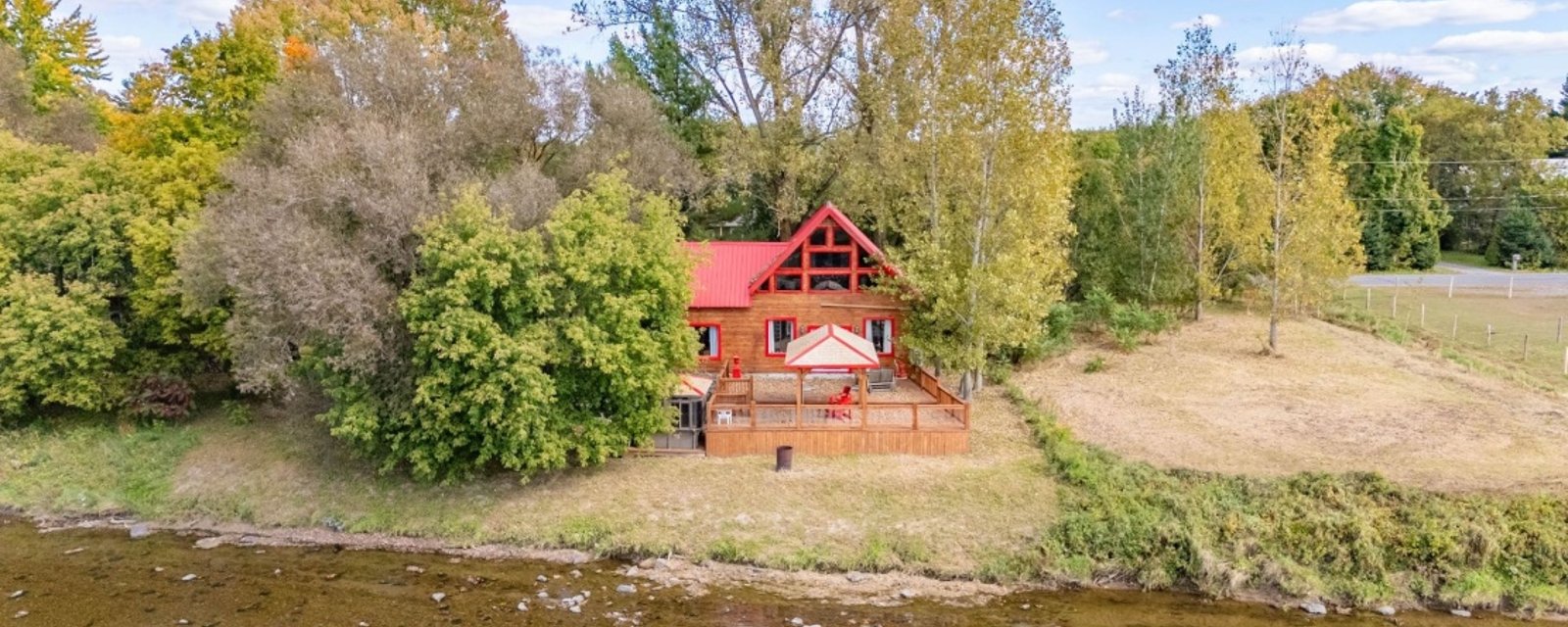 Un intérieur chaleureux et lumineux vous attend dans cette demeure riveraine