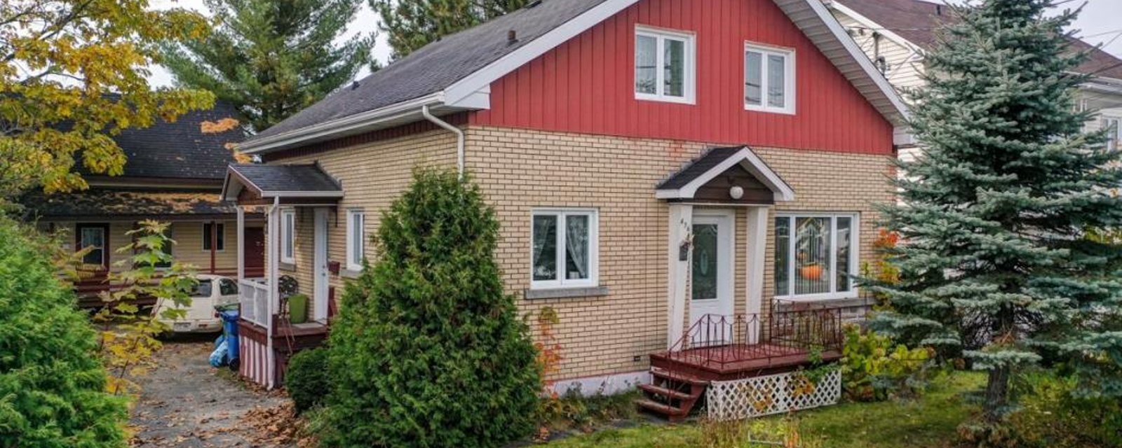 Cottage de 4 chambres avec 2e maisonnette offrant de multiples possibilités à vendre pour 139 000$