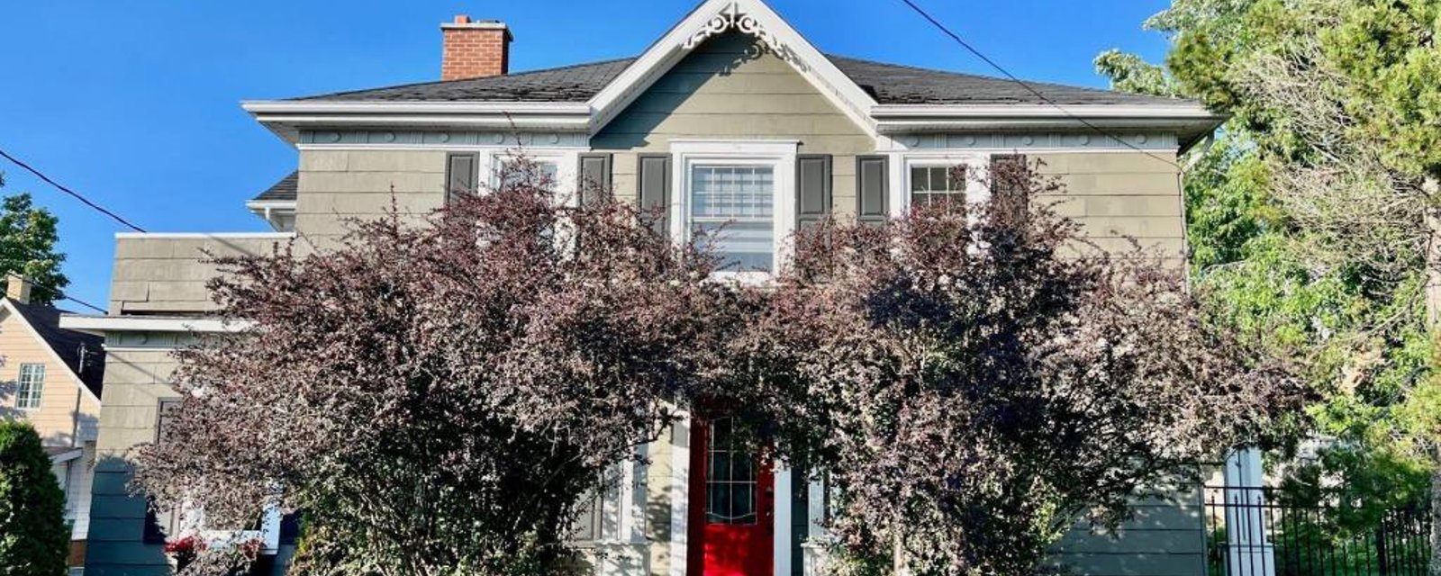 Joli cottage à l'anglaise au décor somptueux avec une cour digne d'un jardin zen