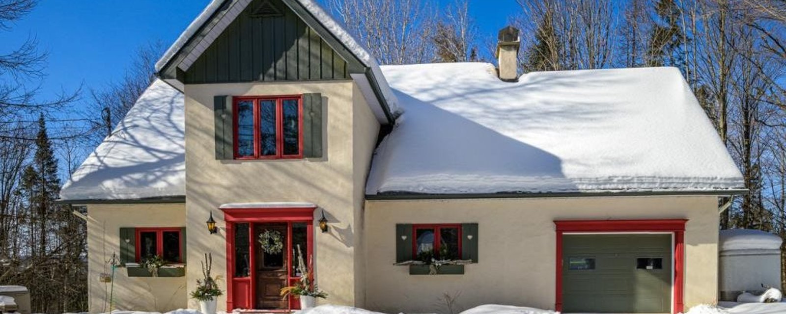 Maison au charme unique nichée dans un écrin boisé de 69 000 pi²