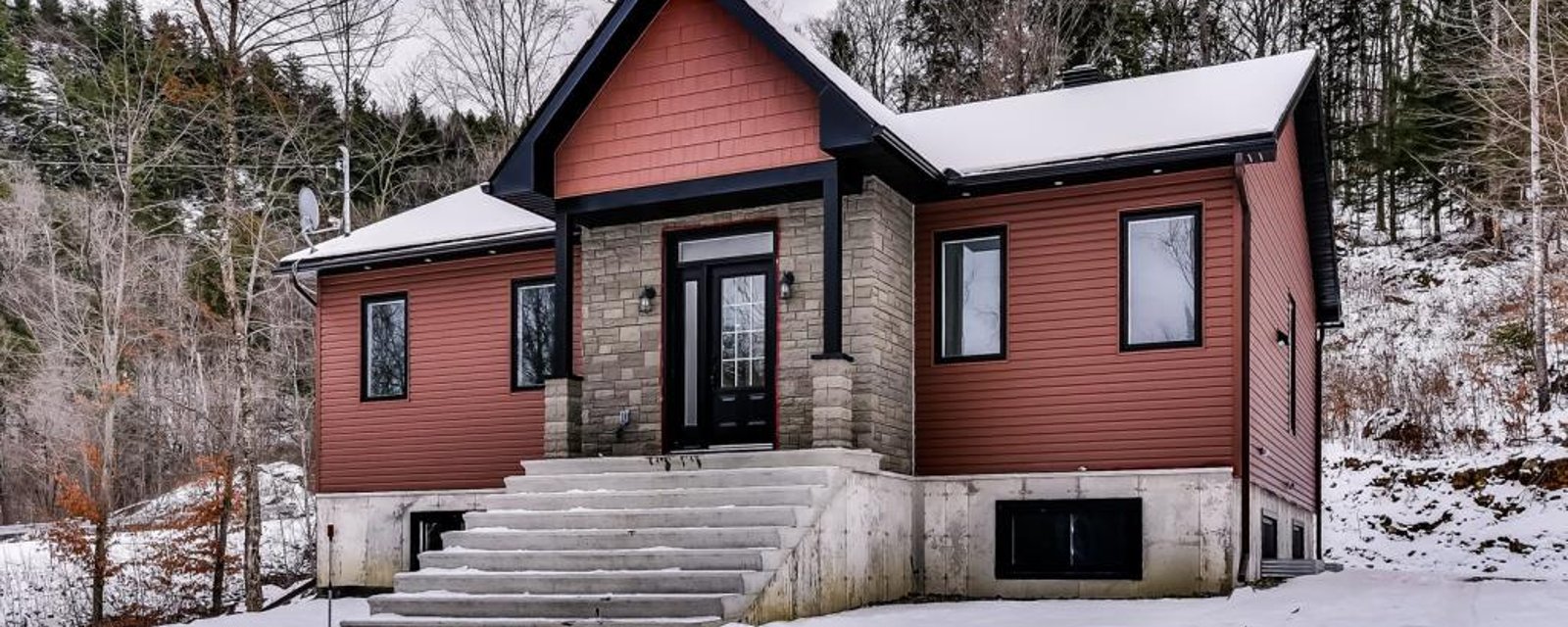 Magnifique plain-pied contemporain de 5 chambres et 2 salles de bain à quelques pas d'un lac