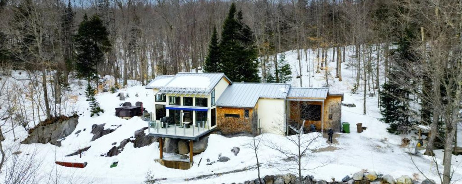 Surprenante construction moderne au cœur de la forêt laurentienne