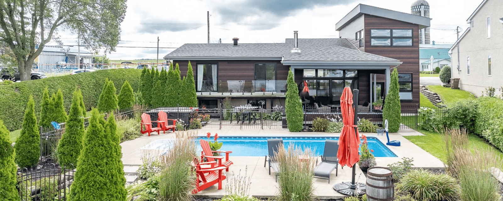 Superbe maison en vente avec une immense cour située en bord de rivière.