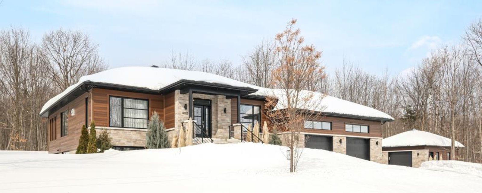 Magnifique plain-pied contemporain de 5 chambres doté d'une grande cour boisée avec piscine et spa