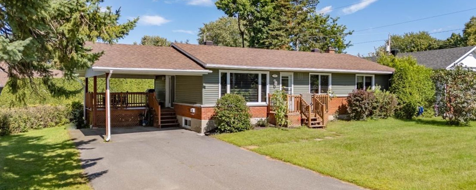 Une piscine, un terrain intime, 4 chambres à coucher et un prix de vente de 294 900 $