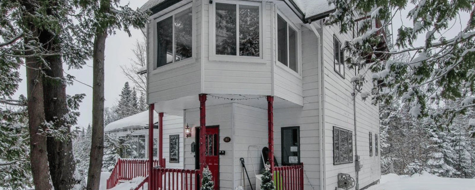 Vendu meublé ! Ce magnifique chalet tout près d'un lac et entouré d'arbres est un vrai paradis