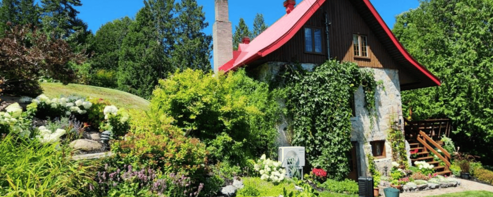 Belle d'autrefois avec petite cabane à sucre au pied d'une chute