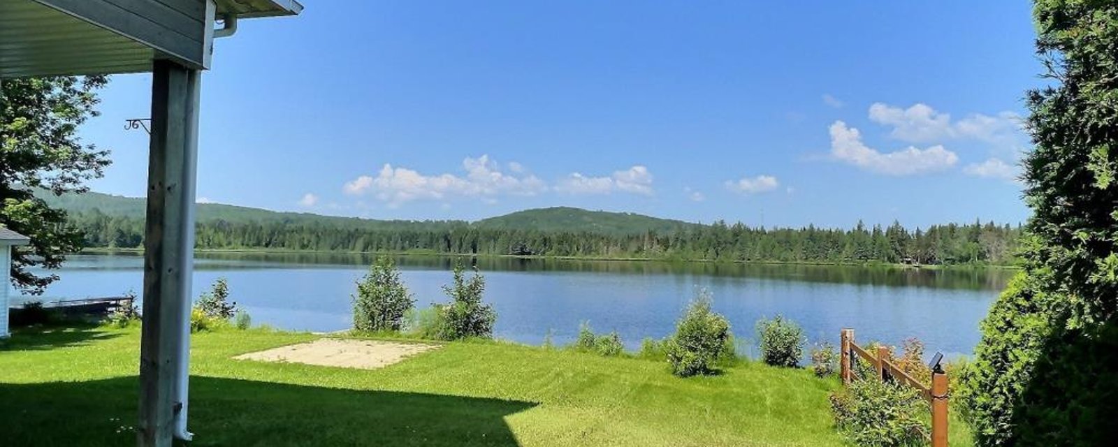 Ressourcez-vous en bordure d'un lac paisible dans ce gîte meublé à 275 000$