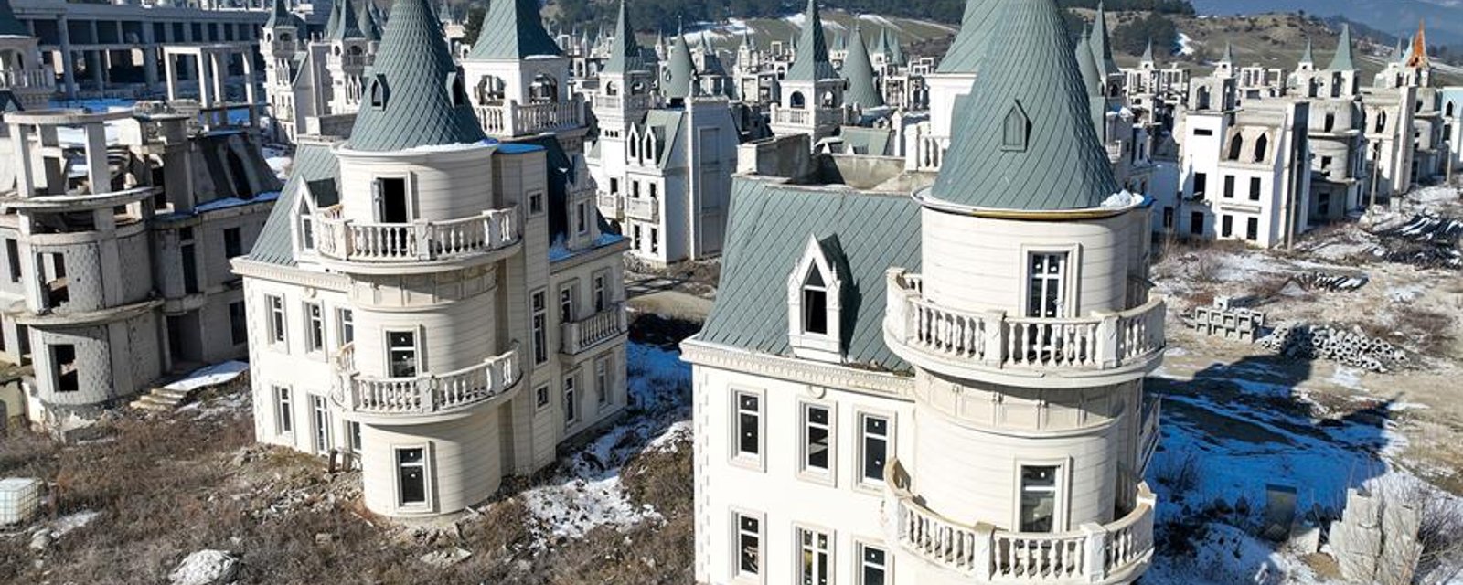 L’étrange histoire d’un village de petits châteaux abandonnés 