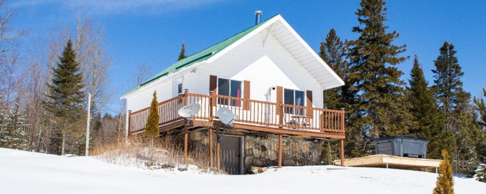  Chalet meublé à 199 000$ offrant 123 924 pi² de tranquillité et un panorama digne d'une carte postale 