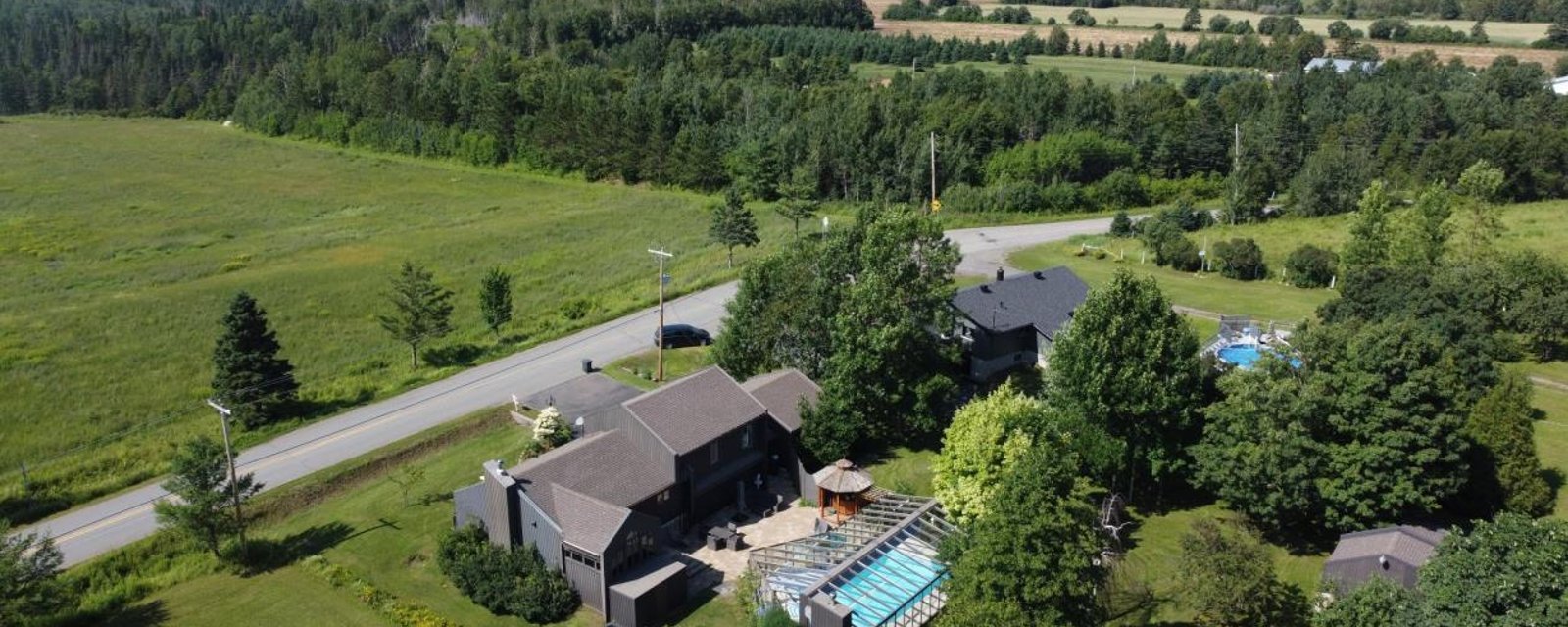 Surprenante résidence sise dans un paisible cadre champêtre à seulement 5 minutes de la ville