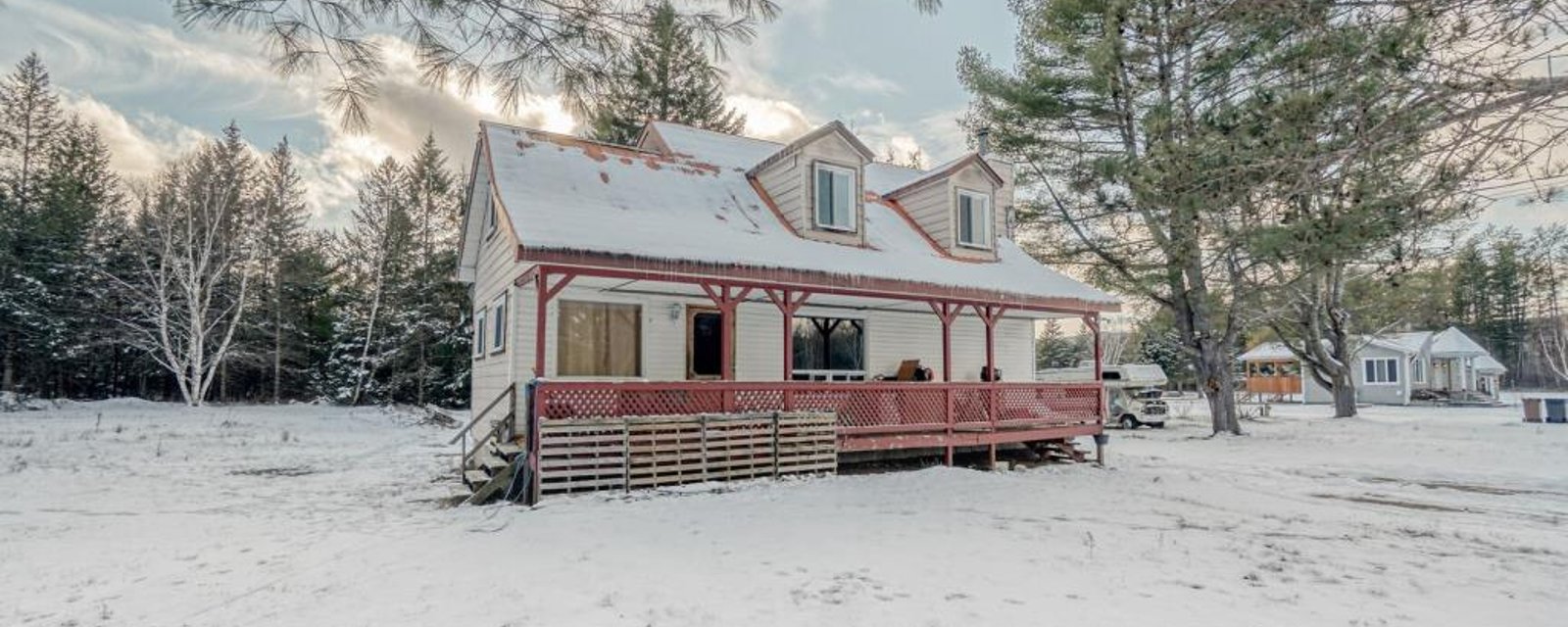 Accueillant cottage de 4 chambres niché dans un secteur intime en pleine nature se vendant 184 900$