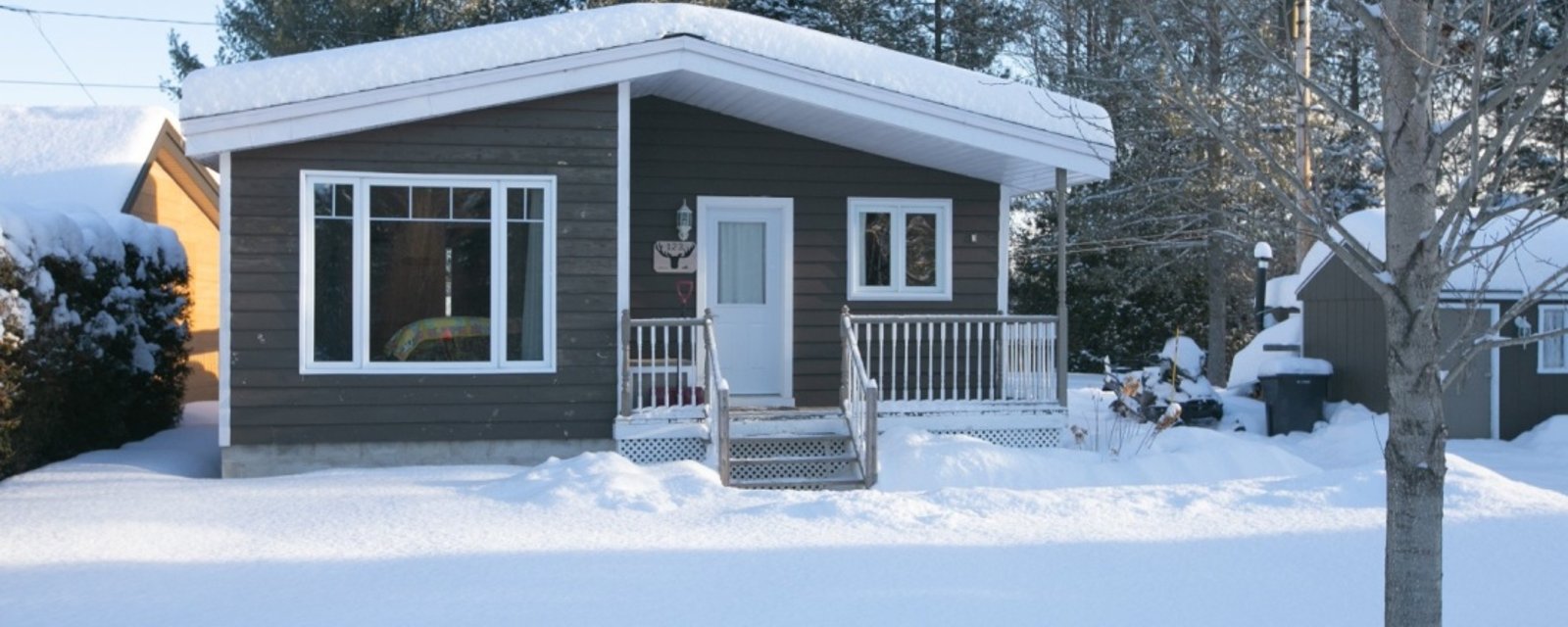 Idéale pour une personne seule ou un couple; jolie maison de 145 000 $ située en bordure d'un lac privé