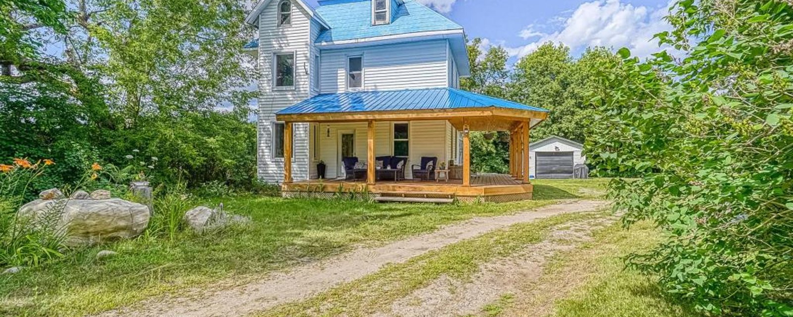 Sérénité et verdure à perte de vue! Centenaire pleine de cachet sise sur une terre bucolique de 6 933 702 pi²