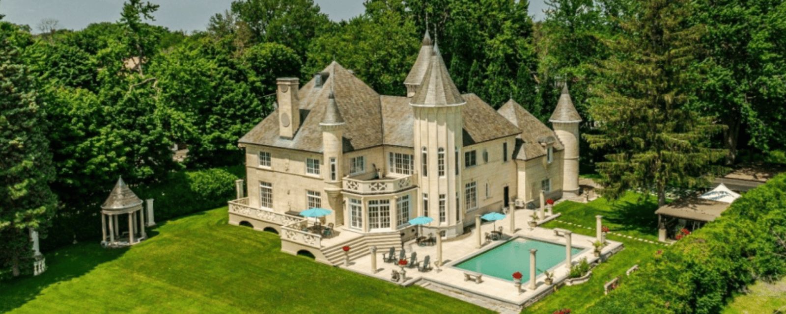 Un château à Montréal est à vendre et on dirait qu'il est tout droit sorti d'un film