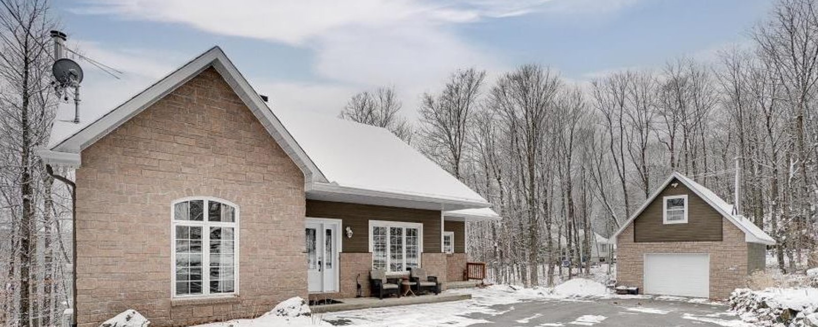 Parfaite comme intergénérationnelle! Magnifique propriété sise sur un terrain boisé de plus de 40 000 pi²