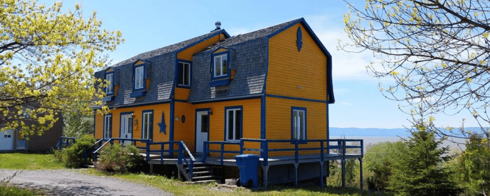 Chaleureuse maison québécoise avec vue sur le fleuve et sur le massif de Charlevoix