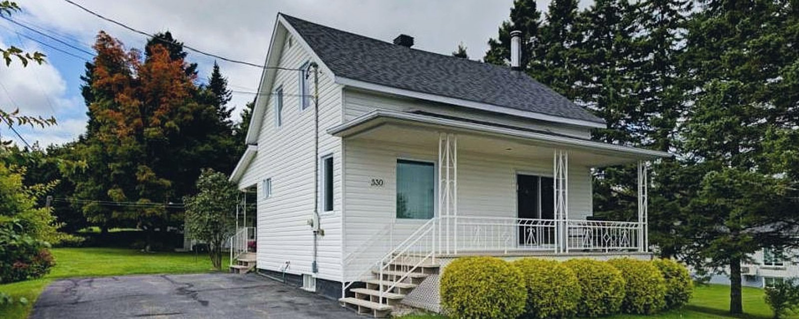 Charmante maison à 129 500 $ avec belle cour intime bordée d'arbres matures