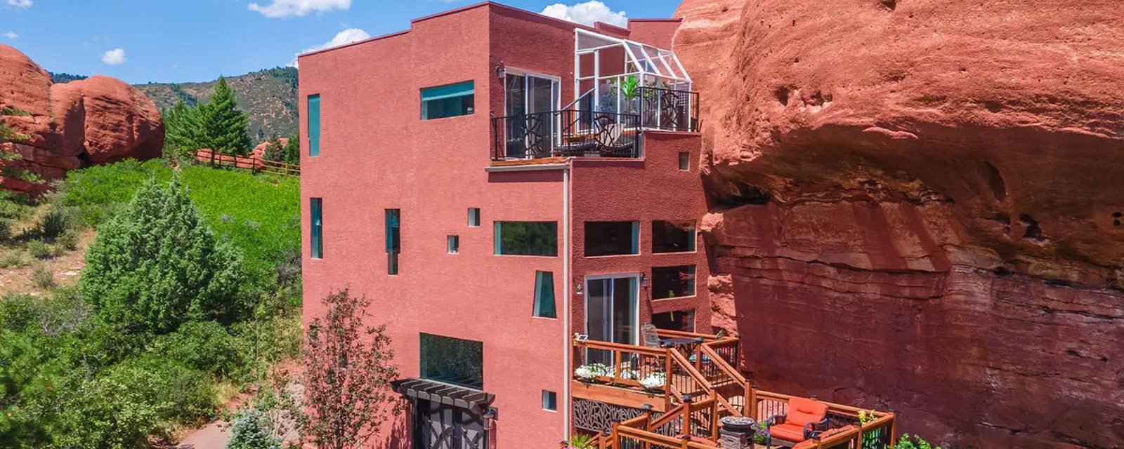 Une maison fusionnée avec rocher rouge vieux de 200 millions d'années offre une expérience de vie digne des Pierrafeu