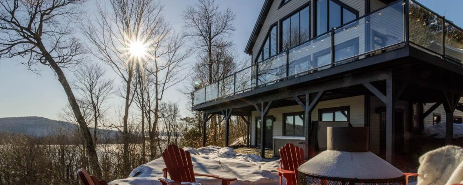 Propriété fabuleusement rénovée sise à flanc de montagne au bord d'un lac